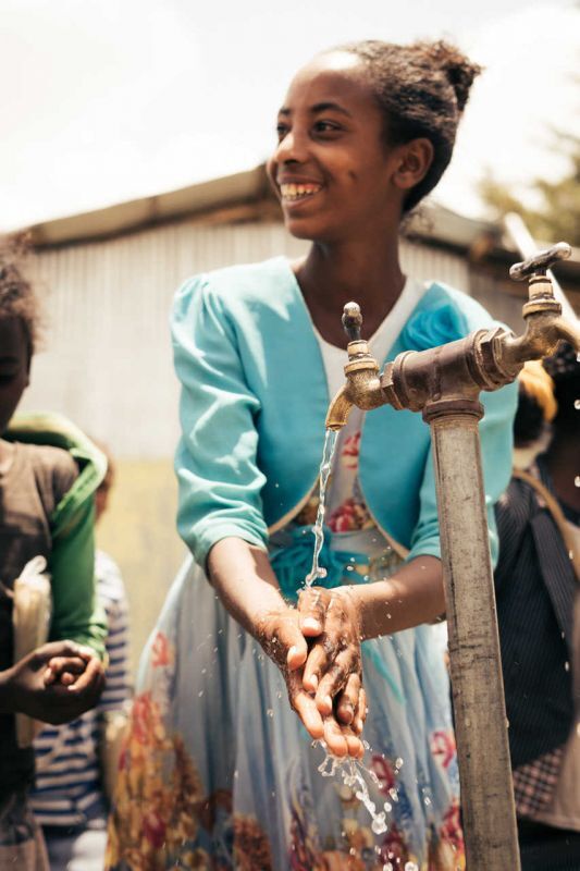 media/image/Projektbild_Girl-washing-hands_in-AEthiopien_-C-_HenrikWiards.jpg
