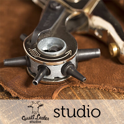 Werkzeug zur Herstellung von Lederwaren der Gusti Leder studio Kollektion.